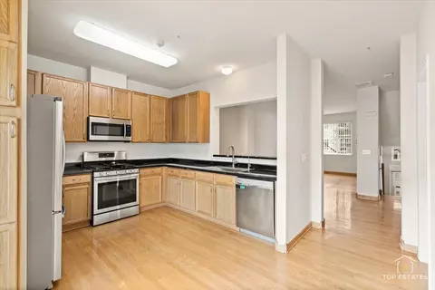 Kitchen - 74 Cherbourg Ct, Wheeling, IL 60090 photo 2 of 4