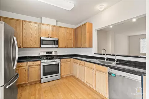 Kitchen - 74 Cherbourg Ct, Wheeling, IL 60090 photo 3 of 4