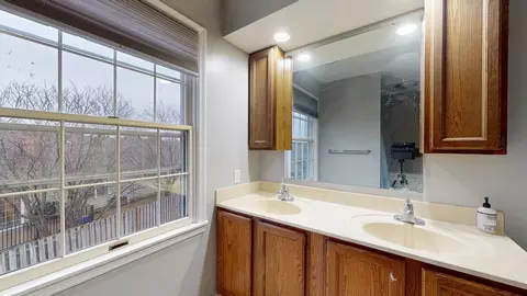 Bath - 1604 Devonshire Dr, Champaign, IL 61821 photo 3 of 4