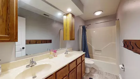 Bath - 1604 Devonshire Dr, Champaign, IL 61821 photo 4 of 4