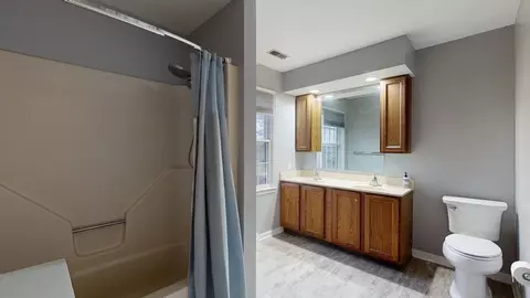 Bath - 1604 Devonshire Dr, Champaign, IL 61821 photo 2 of 4