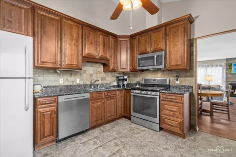 Kitchen - 26 E Windsor Ct, Sugar Grove, IL 60554 photo 2 of 3
