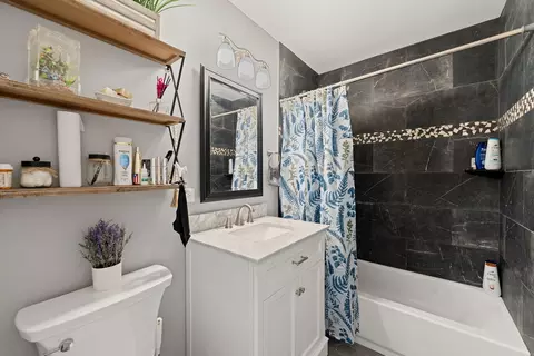 Bath - 160 S Hale Ave, Bartlett, IL 60103 photo 1 of 2