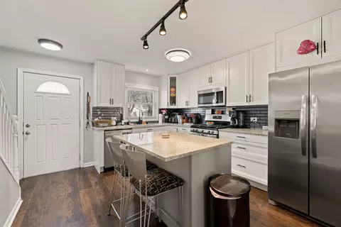 Kitchen - 160 S Hale Ave, Bartlett, IL 60103 photo 2 of 4