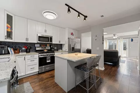 Kitchen - 160 S Hale Ave, Bartlett, IL 60103 photo 1 of 4
