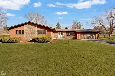 104 N Rose Farm Rd, Woodstock, IL 60098
