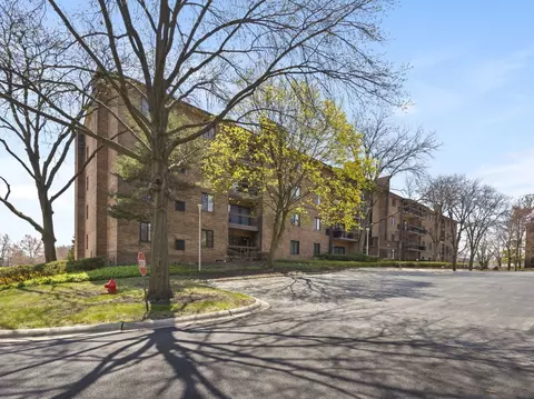 714 Walnut Dr #109, Darien, IL 60561