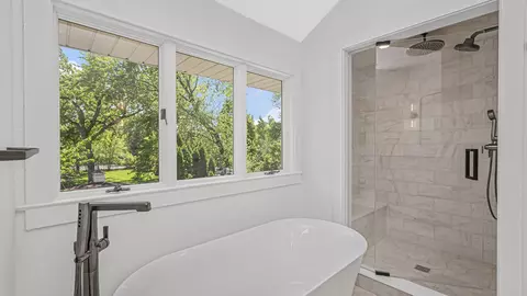 Bath - 886 Willow Rd, Winnetka, IL 60093 photo 3 of 6