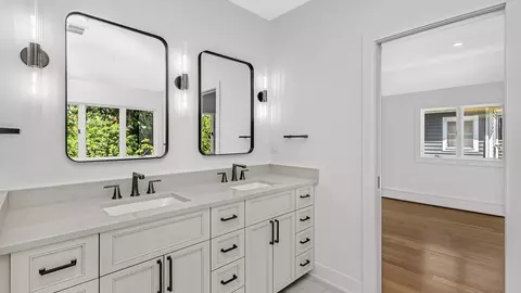 Bath - 886 Willow Rd, Winnetka, IL 60093 photo 4 of 6