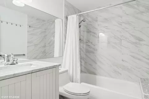 Bath - 1951 Governors Ln, Hoffman Estates, IL 60169 photo 3 of 3