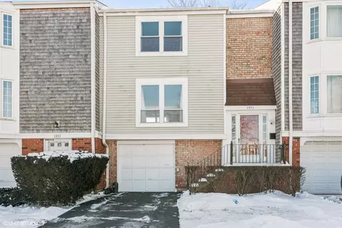 1951 Governors Ln, Hoffman Estates, IL 60169