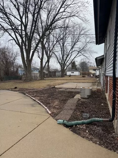 555 Baxter Ln, Hoffman Estates, IL 60169 photo 2