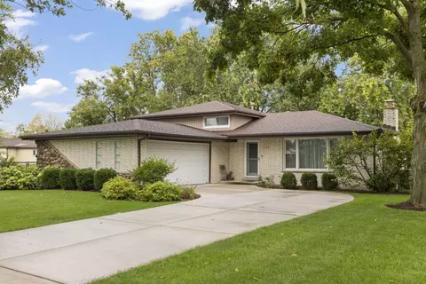 18 W740 80th Pl, Downers Grove, IL 60516