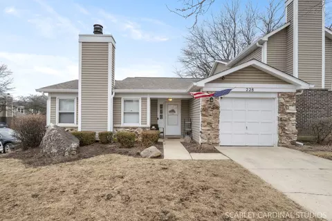 228 Pebble Creek Dr, Bloomingdale, IL 60108