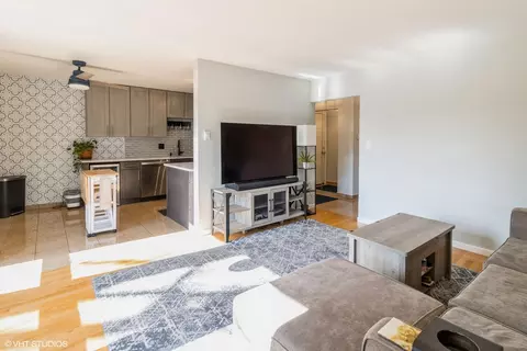 2201 Arbor Cir #210, Downers Grove, IL 60515