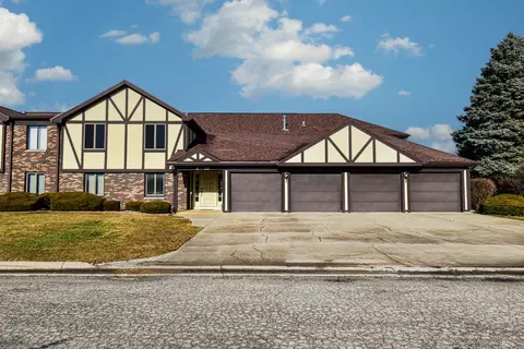 10 Crystal Ct #D2, Pontiac, IL 61764