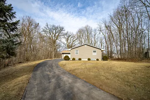 1 Oak Ridge Dr, Newark, IL 60541