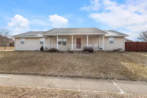 402 N Ash Dr, Mahomet, IL 61853