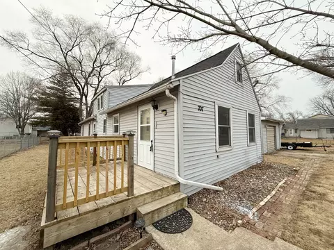 707 Griswold Ave, Sterling, IL 61081