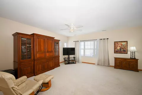 1085 Delta Dr, Elgin, IL 60123 photo 2