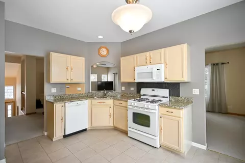 1085 Delta Dr, Elgin, IL 60123 photo 9