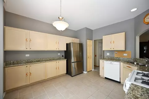 1085 Delta Dr, Elgin, IL 60123 photo 8