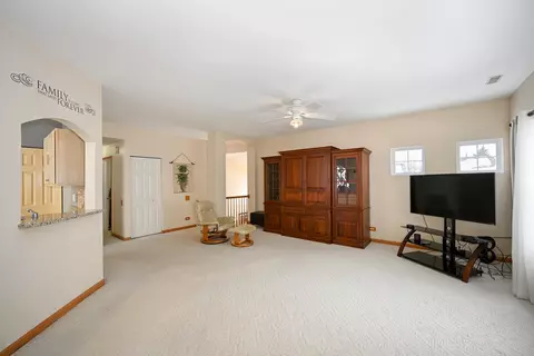 1085 Delta Dr, Elgin, IL 60123 photo 5