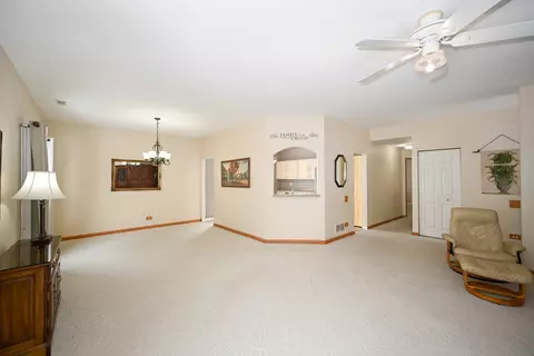 1085 Delta Dr, Elgin, IL 60123 photo 4