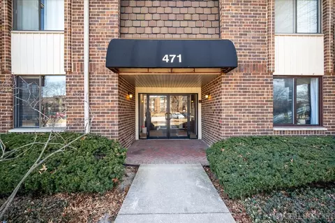 471 Raintree Ct #1A, Glen Ellyn, IL 60137