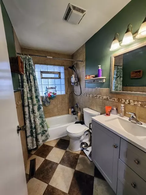 Bath - 4611 Ashley Dr, Mchenry, IL 60050 photo 1 of 4