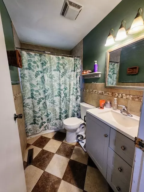 Bath - 4611 Ashley Dr, Mchenry, IL 60050 photo 2 of 4