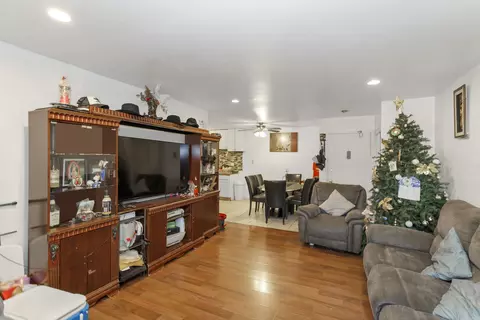 Living - 705 Heritage Dr #112, Hoffman Estates, IL 60169 photo 2 of 2