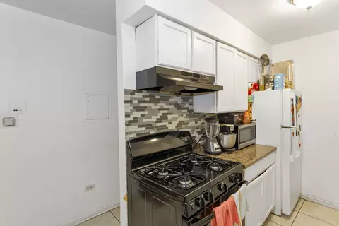 Kitchen - 705 Heritage Dr #112, Hoffman Estates, IL 60169 photo 2 of 3