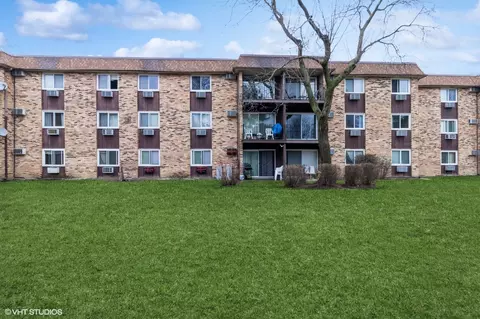 Exterior - 705 Heritage Dr #112, Hoffman Estates, IL 60169 photo 1 of 7
