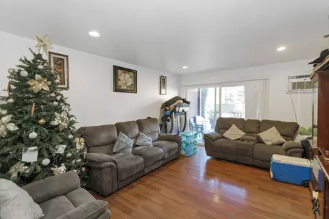 Living - 705 Heritage Dr #112, Hoffman Estates, IL 60169 photo 1 of 2