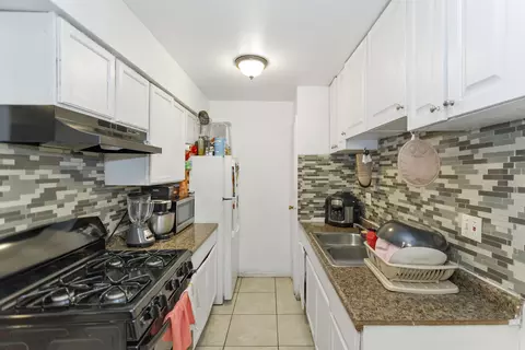 Kitchen - 705 Heritage Dr #112, Hoffman Estates, IL 60169 photo 1 of 3