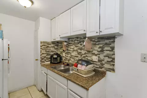 Kitchen - 705 Heritage Dr #112, Hoffman Estates, IL 60169 photo 3 of 3
