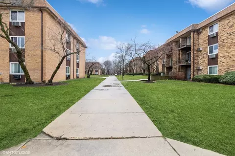 Exterior - 705 Heritage Dr #112, Hoffman Estates, IL 60169 photo 2 of 7