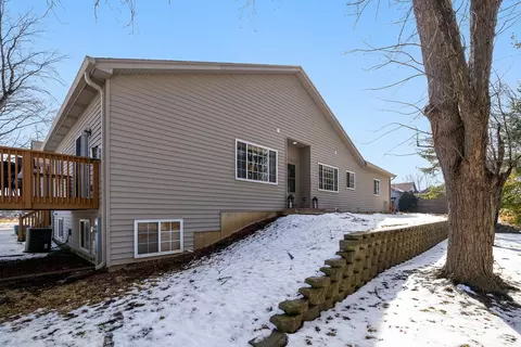 1302 Dancing Bear Ln, Elgin, IL 60120 photo 2