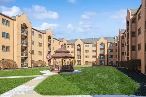 7410 W Lawrence Ave #221, Harwood Heights, IL 60706