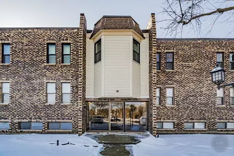 2218 Country Club Dr #13, Woodridge, IL 60517