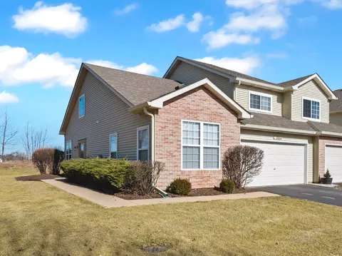26 Rolling Oaks Rd, Sugar Grove, IL 60554