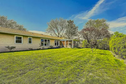 3825 Winston Dr, Hoffman Estates, IL 60192 photo 2
