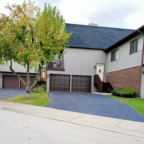 60 Lake Shore Dr, Roselle, IL 60172