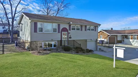 9133 S 89th Ave, Hickory Hills, IL 60457