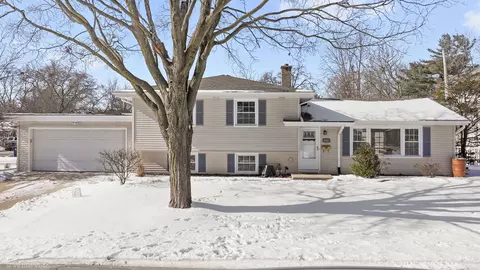 135 Robin Hill Dr, Naperville, IL 60540