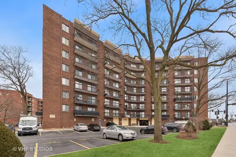 711 S River Rd #201, Des Plaines, IL 60016