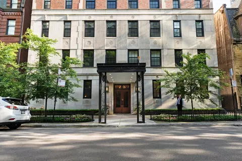 73 Elm St #9D, Chicago, IL 60611