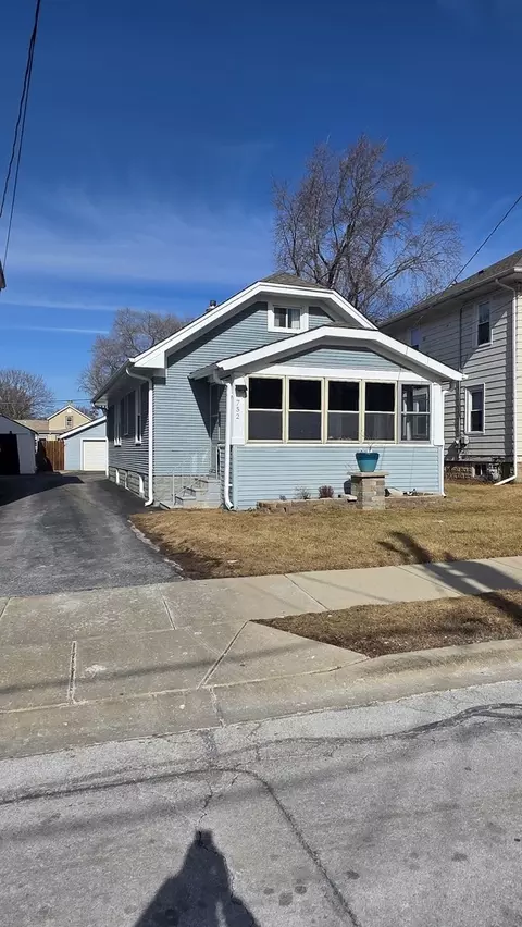 752 North Ave, Aurora, IL 60505