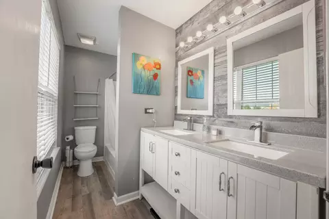 Bath - 434 May St, Plano, IL 60545 photo 2 of 3